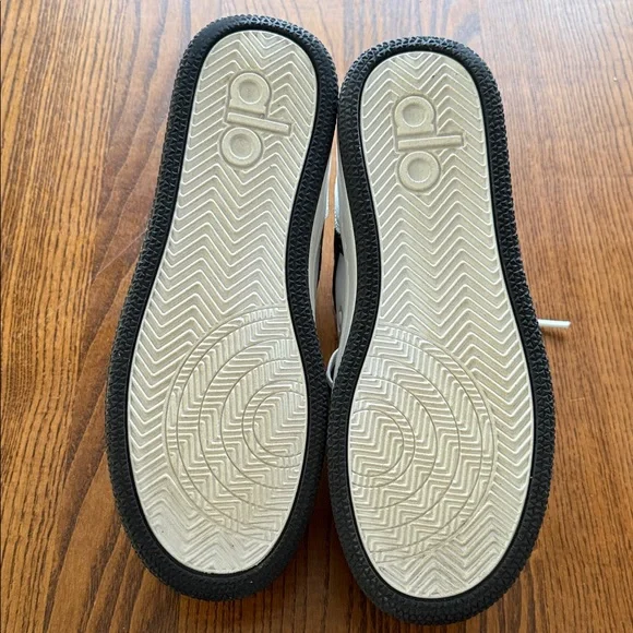 ALO Yoga Black and White Sneakers- Great condition - Picture 9 of 14